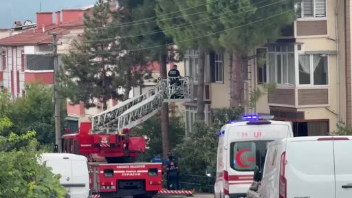 evde dusen yasli kadin itfaiye ekiplerince kurtarildi V82zSBHh