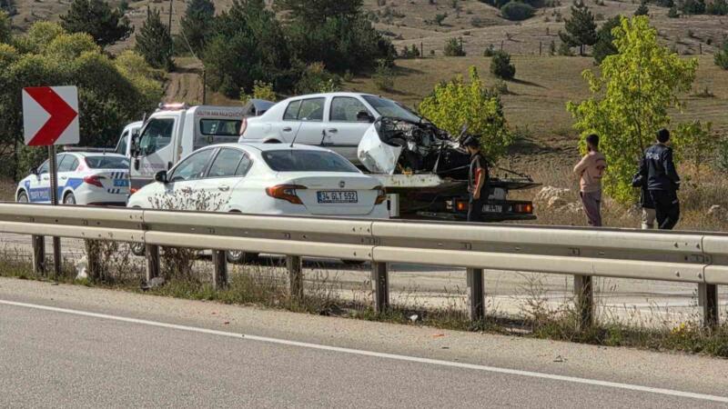 kastamonuda elektrik diregine carpan otomobil hurdaya dondu 2 yarali SWTvqK9S