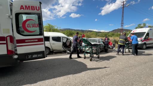 kastamonuda kamyonet ile otomobil carpisti 4 yarali SfEfAwrv