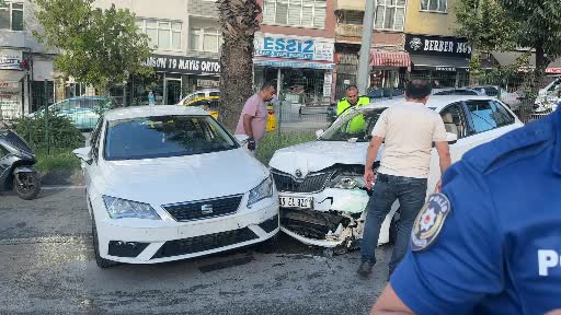 kontrolden cikan otomobil karsi seride gecip baska bir aracla carpisti 2 yarali n9ygDOZ2