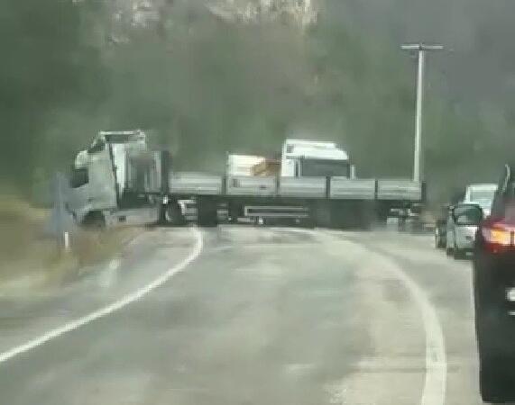 kontrolden cikan tir kara yolunu trafige kapatti KlEl7j6V