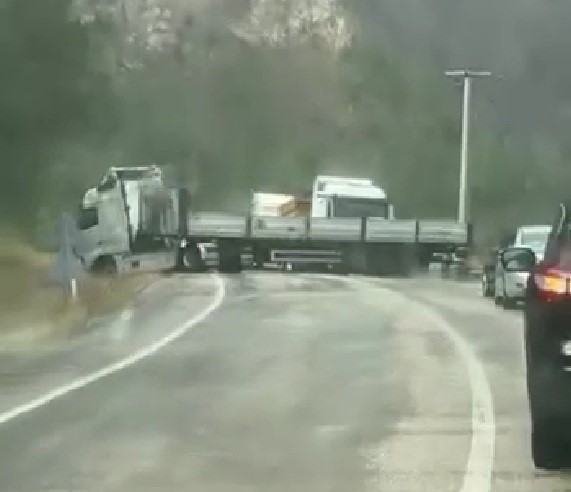 kontrolden cikan tir kara yolunu trafige kapatti KlEl7j6V