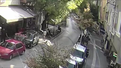 motosikletli genc onune cikan ticari taksiye carpti kaza ani kamerada Wy9nZdcf
