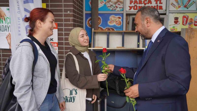 rektor akkaya yeni ogrencileri otogarda karsiladi 52VYfmKh