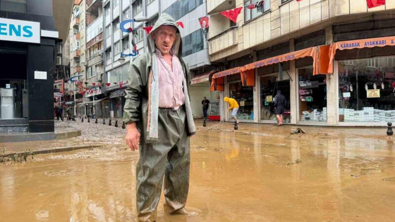 rizede pazar ilcesinde sel sulari cekiliyor is yerlerinde temizlik calismalari basladi eyjEFWxq