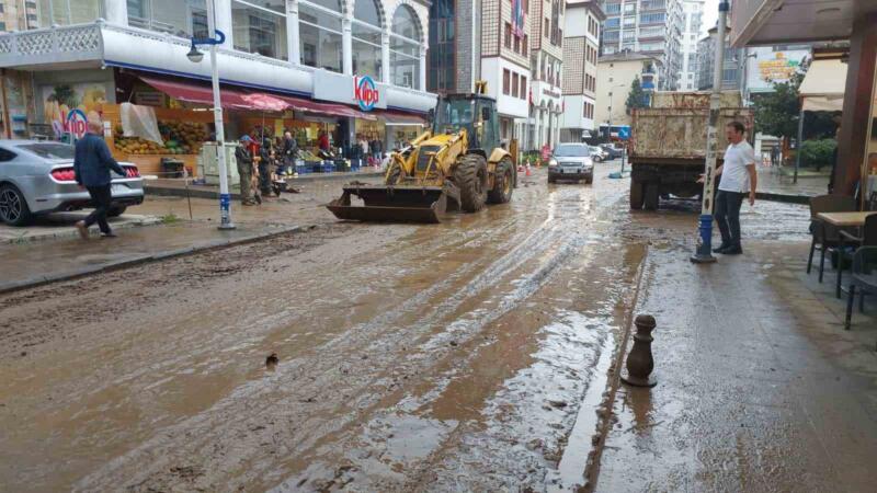 rizenin pazar ilcesinde sel sulari cekildi is yerlerinde temizlik calismalari suruyor bmcqUp5x