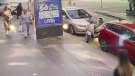 samsunda yasli kadin ile torununa otomobilin carptigi anlar kamerada F3NZH6tC