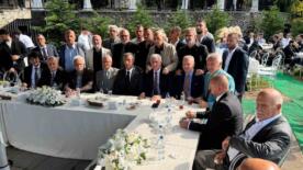 saral ailesi yemekte bir araya geldi kz5B5BQ3
