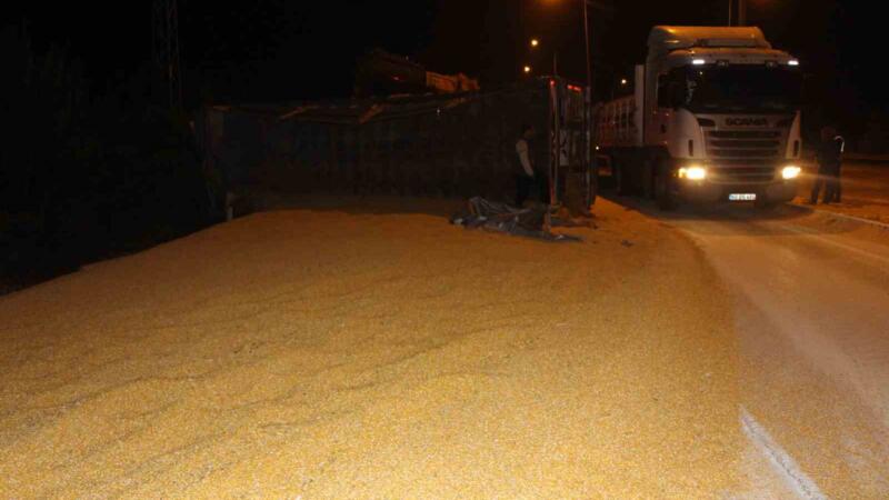 su sisesi kazaya neden oldu tir devrildi 25 ton misir yola sacildi TLZLGWMX