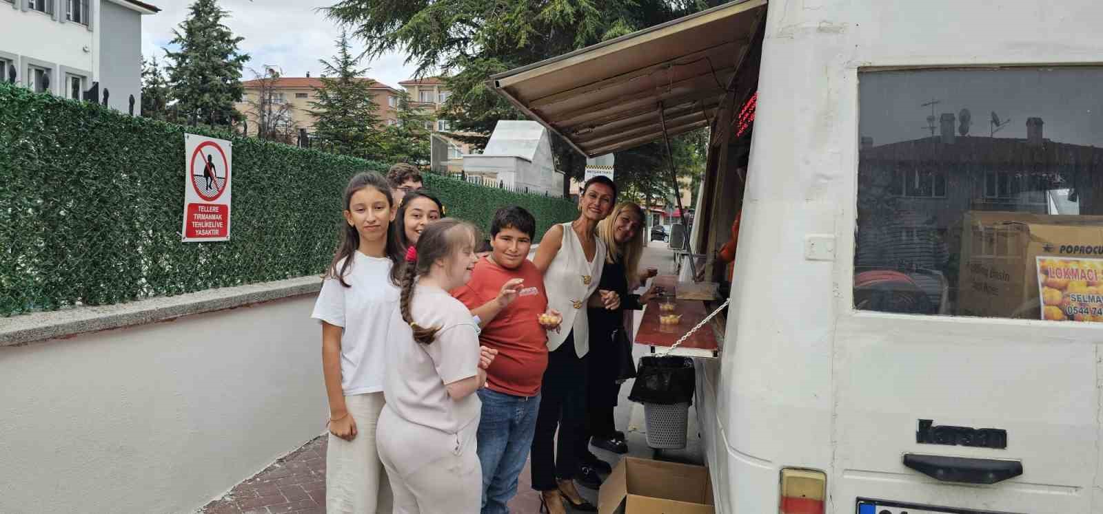 yeni egitim yilina tatli baslangic lokma dagitildi C8kCfrpm