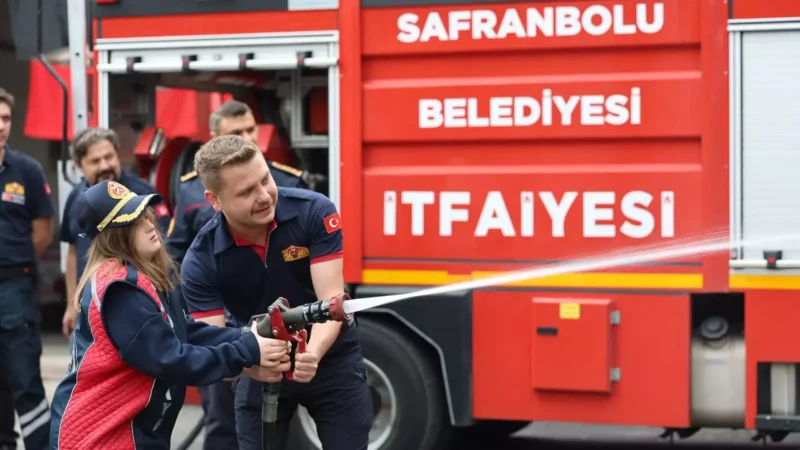 Ozel ogrenciler Itfaiyeciler Haftasini itfaiyecilerle kutladi