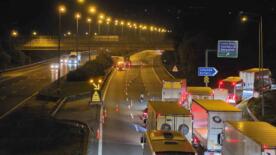 anadolu otoyolu duzce kesiminde kimyasal yuklu tir devrildi istanbul yonu trafige kapandi 8IZR1LVr