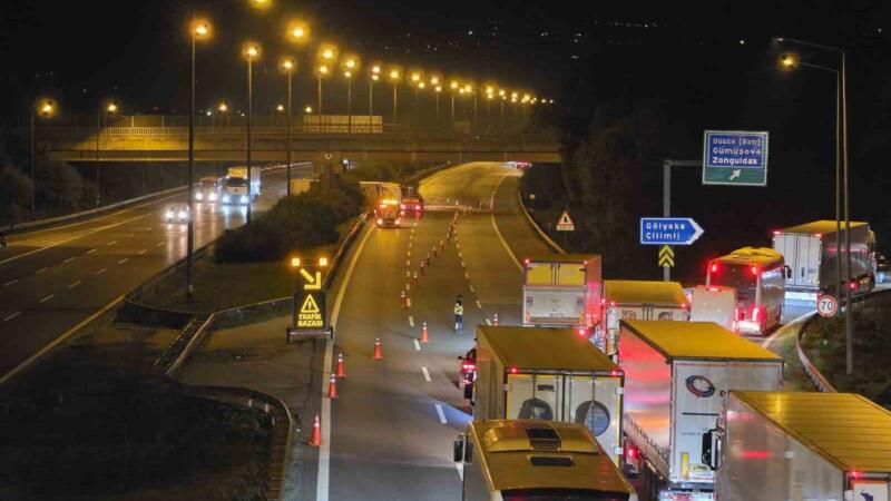 anadolu otoyolu duzce kesiminde kimyasal yuklu tir devrildi istanbul yonu trafige kapandi 8IZR1LVr
