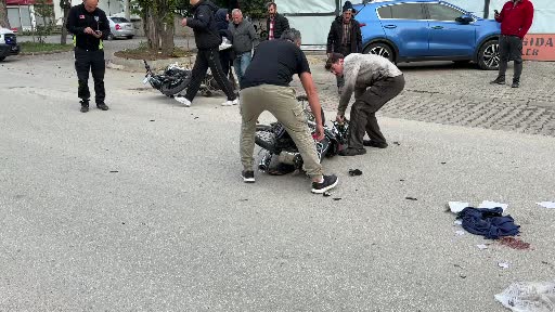 boluda iki motosiklet kafa kafaya carpisti 2 yarali 3TS7VhWh