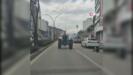 boluda trafikte ilginc goruntu basina duba gecirip traktor surdu 4CG7Bi6J