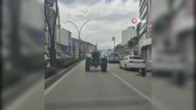 boluda trafikte ilginc goruntu basina duba gecirip traktor surdu 4CG7Bi6J