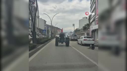 boluda trafikte ilginc goruntu basina duba gecirip traktor surdu 4CG7Bi6J